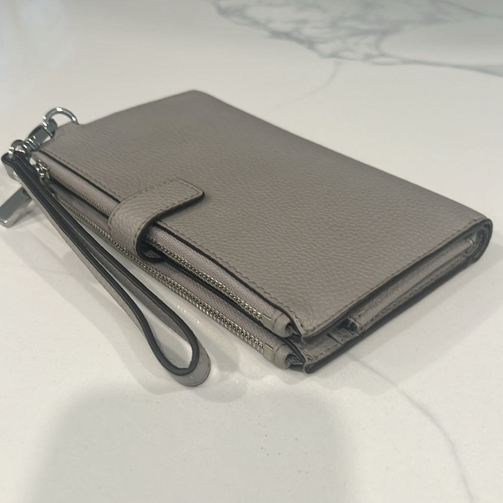 Cute. Michael Kors WRISTLET. - Picture 7 of 12